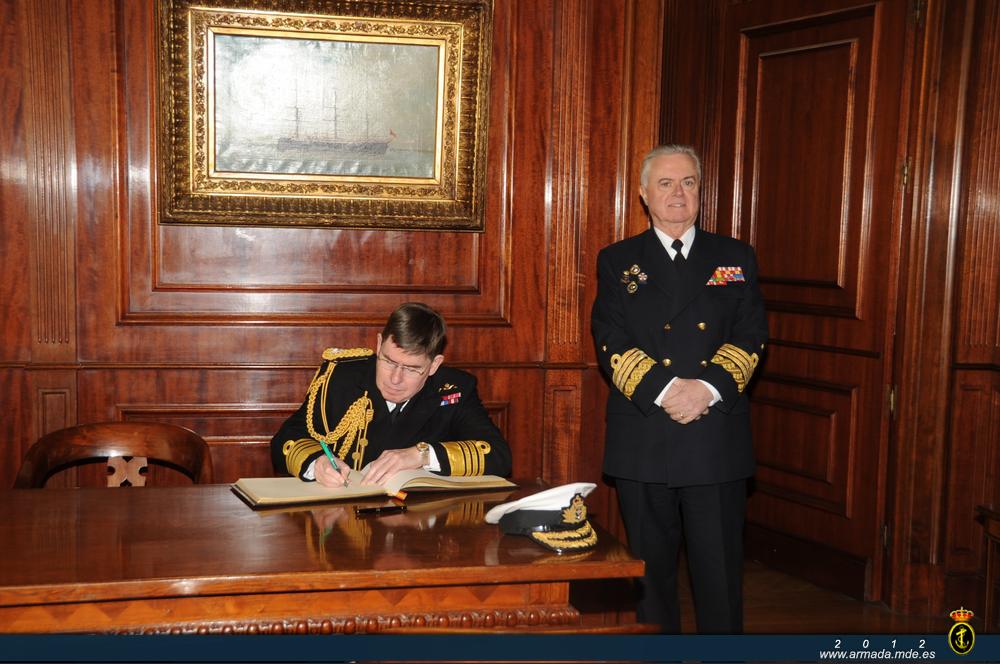 El almirante Stanhope firmó en el Libro de Honor del Cuartel General de la Armada